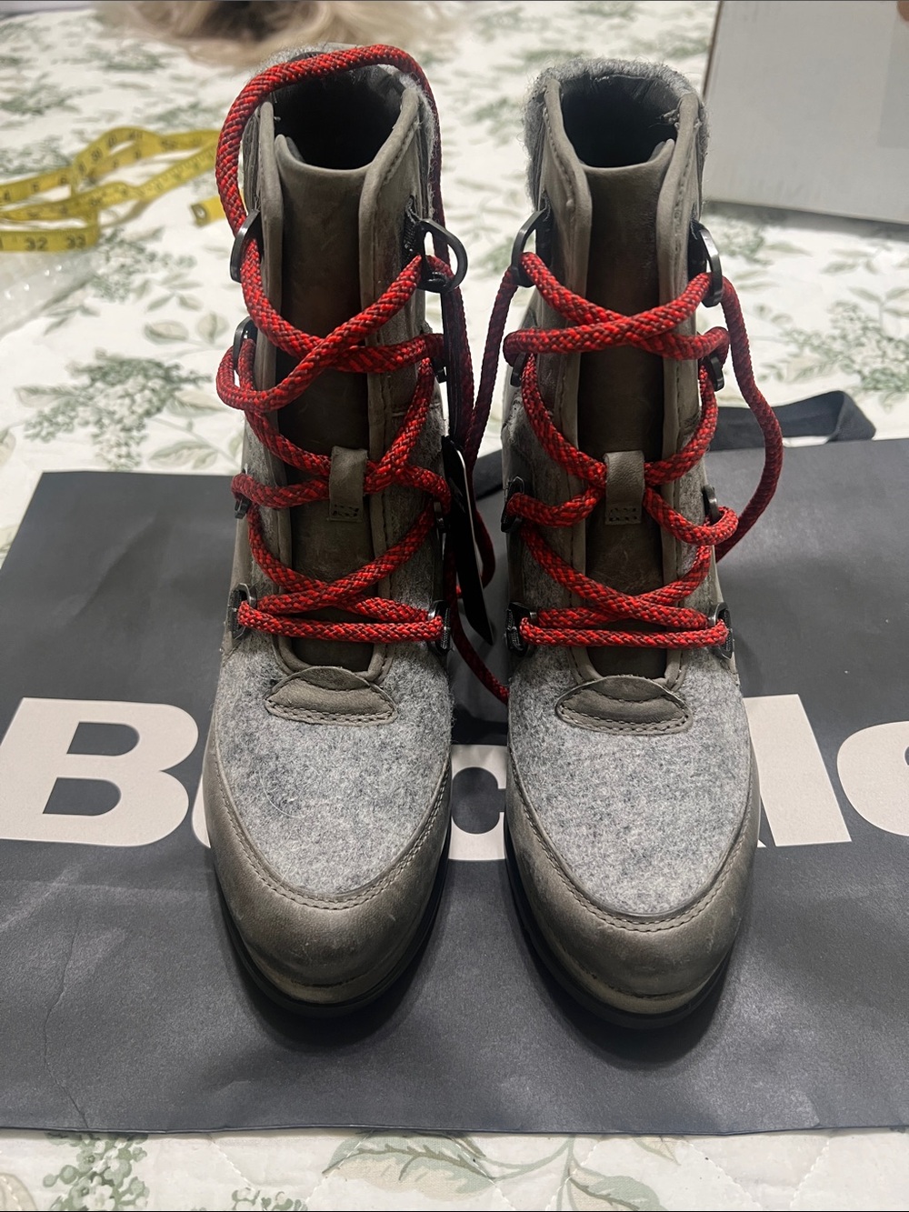 Sorel Gray Wool & light olive green Leather Lace-Up Boots with Red Laces
